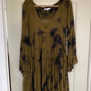 Flowy dress with sleeves